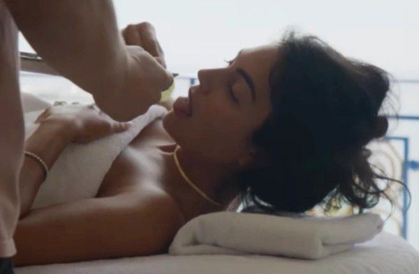 男生吃女生的胸视频